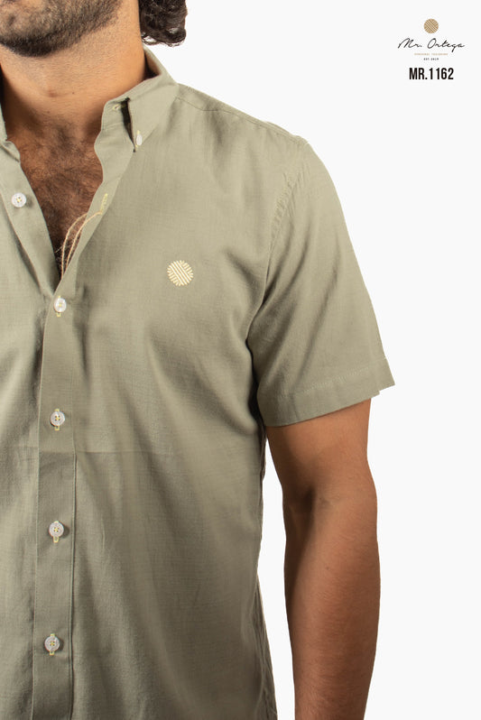 CAMISA LISA VERDE CLARO MANGA CORTA LOGOTIPO BEIGE