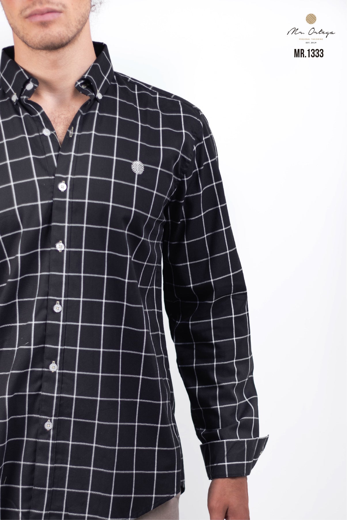 CAMISA NEGRA CUADROS BLANCOS