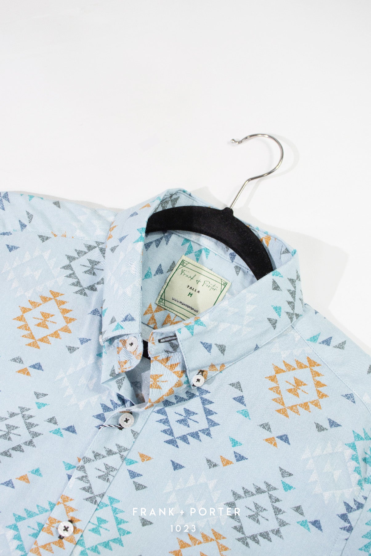 CAMISA AZUL CIELO CON FIGURAS NARANJA, AZUL Y GRIS