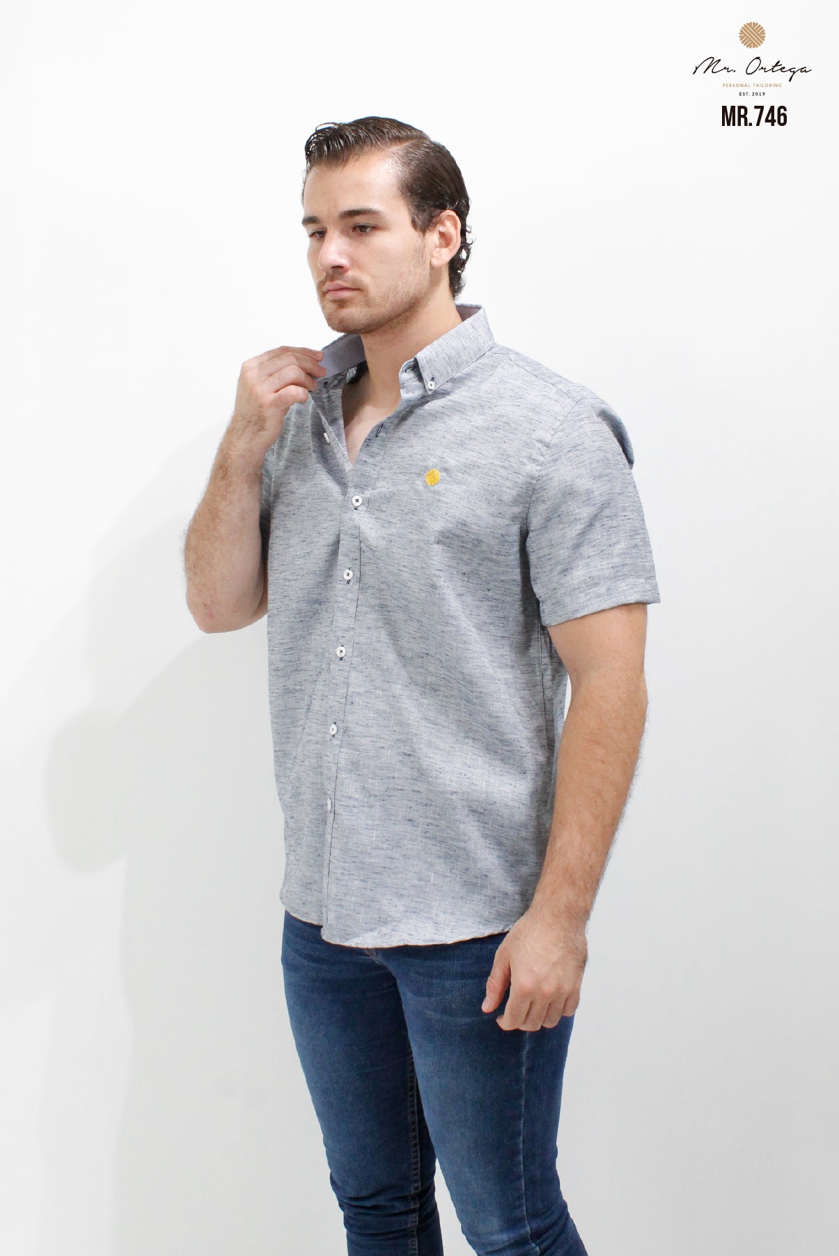 CAMISA GRIS LISO BORDADO ORO