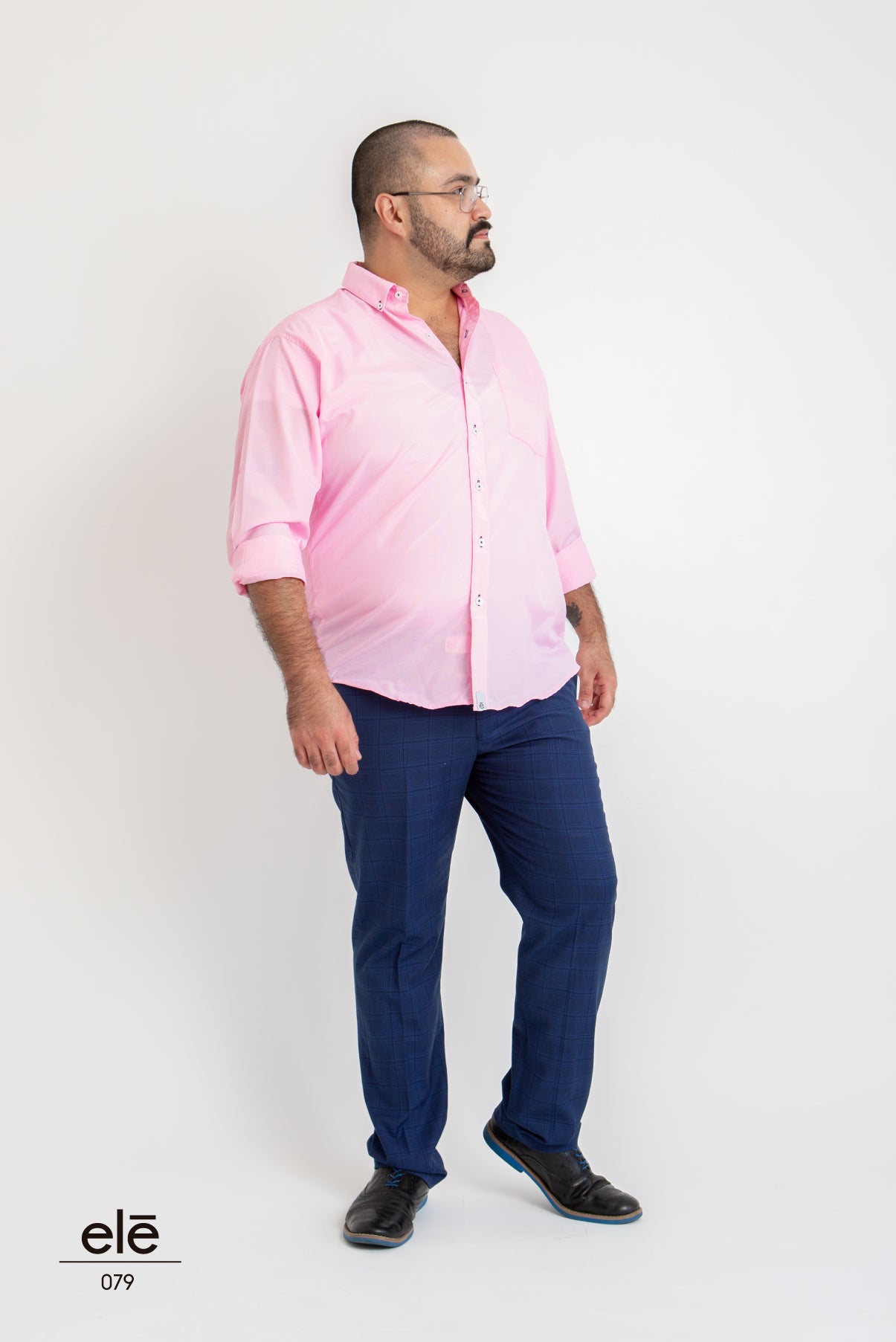 Camisa rosada pantalon azul sale